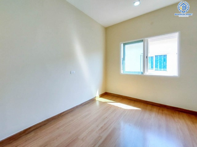 ทาวน์เฮ้าส์มือสองย่านสมุทรสาคร ม.โกลเด้นทาวน์ พระราม2 เนื้อที่มากถึง 21.2 ตร.ว. ฟังก์ชันจัดเต็มถึง 4 ห้องนอน 3 ห้องน้ำ 2 ที่จอดรถ บนทำเลเยี่ยม เชื่อมต่อถ.พระราม 2, ถ.กาญจนาภิเษก ใกล้บิ๊กซี, เซ็นทรัลพระราม 2 และทางด่วน "พระราม 2"